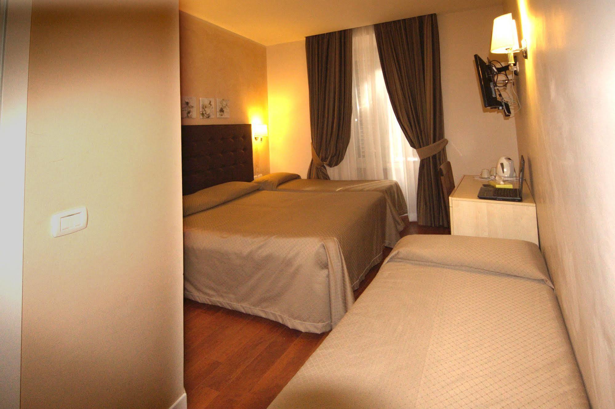 Roma Rooms Colosseum Εξωτερικό φωτογραφία