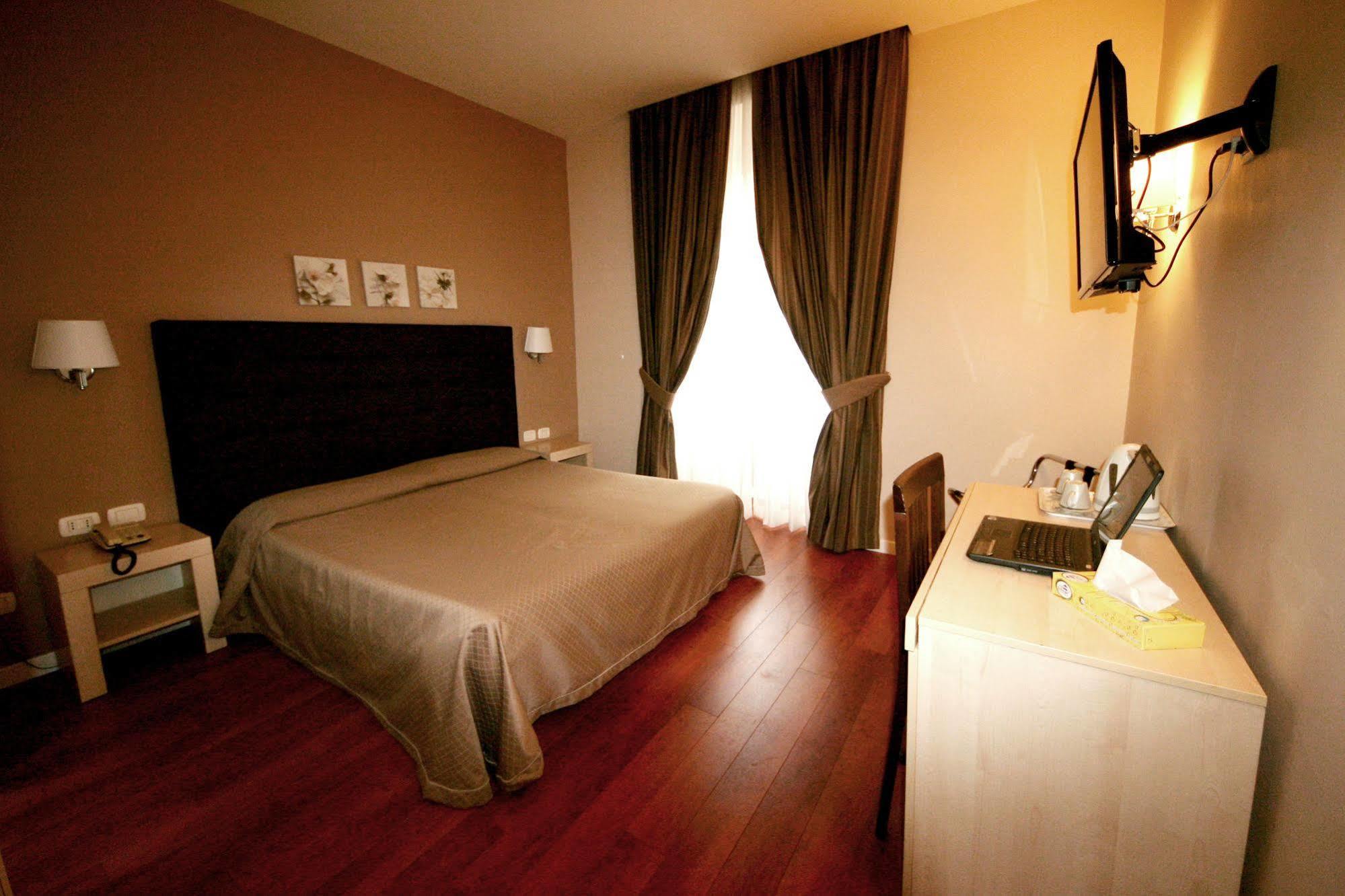 Roma Rooms Colosseum Εξωτερικό φωτογραφία