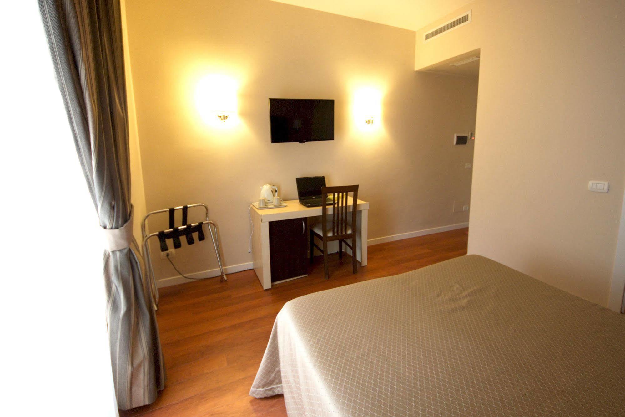 Roma Rooms Colosseum Εξωτερικό φωτογραφία