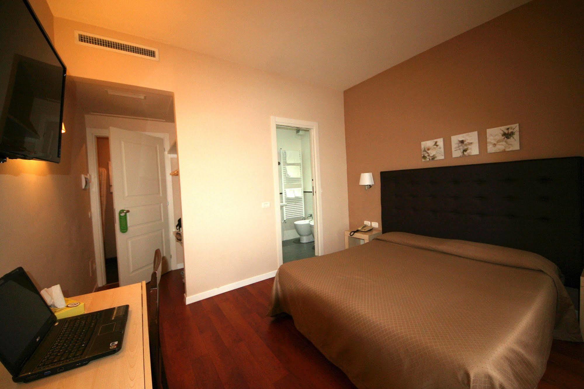 Roma Rooms Colosseum Εξωτερικό φωτογραφία